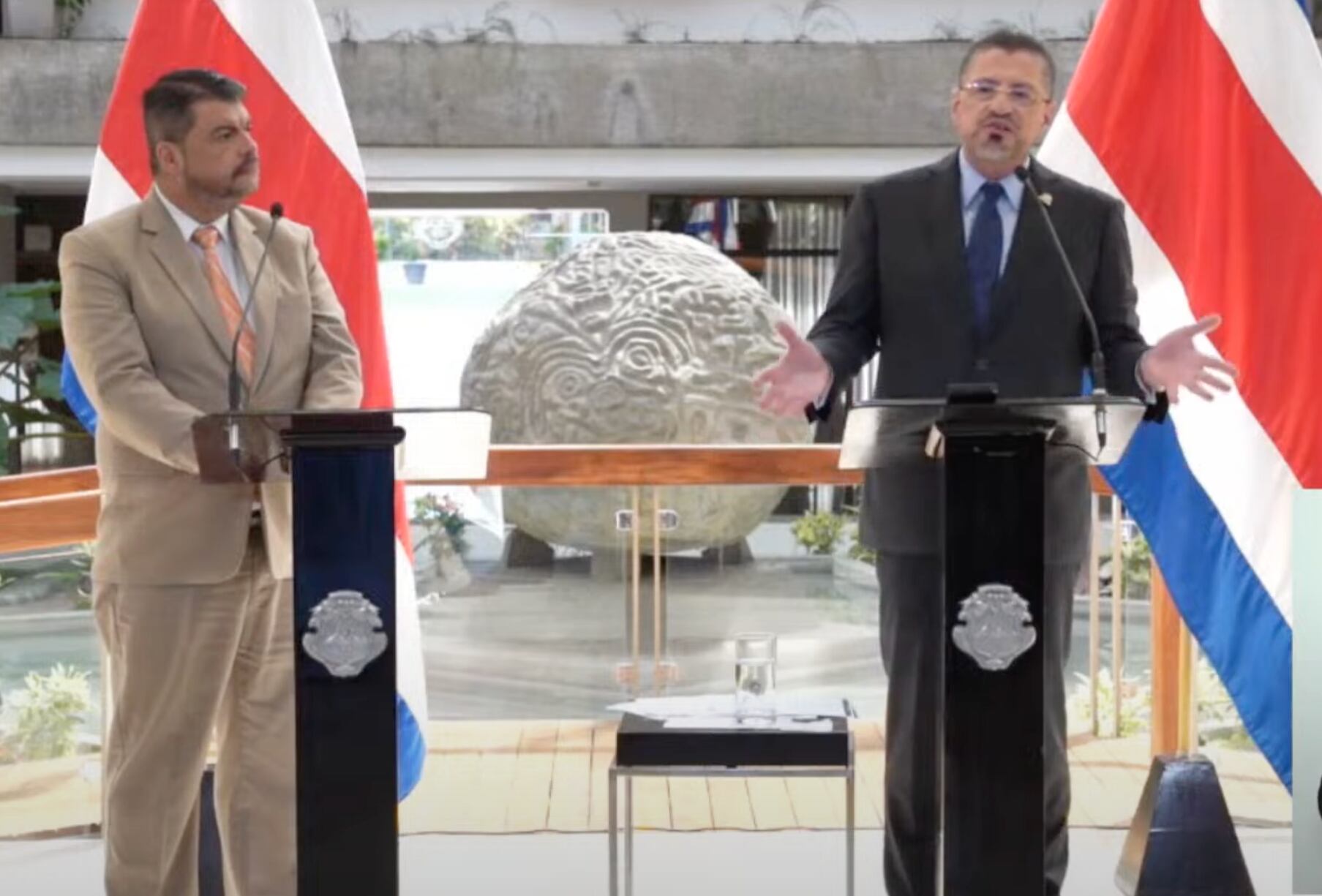 El presidente Rodrigo Chaves pidió que lo evaluaran en seguridad a partir del 1.° de enero del 2023. La tasa de homicidios aumentó y San José vive una oleada de asesinatos sin precedentes. En la imagen, aparece junto al ministro de Seguridad, Mario Zamora.