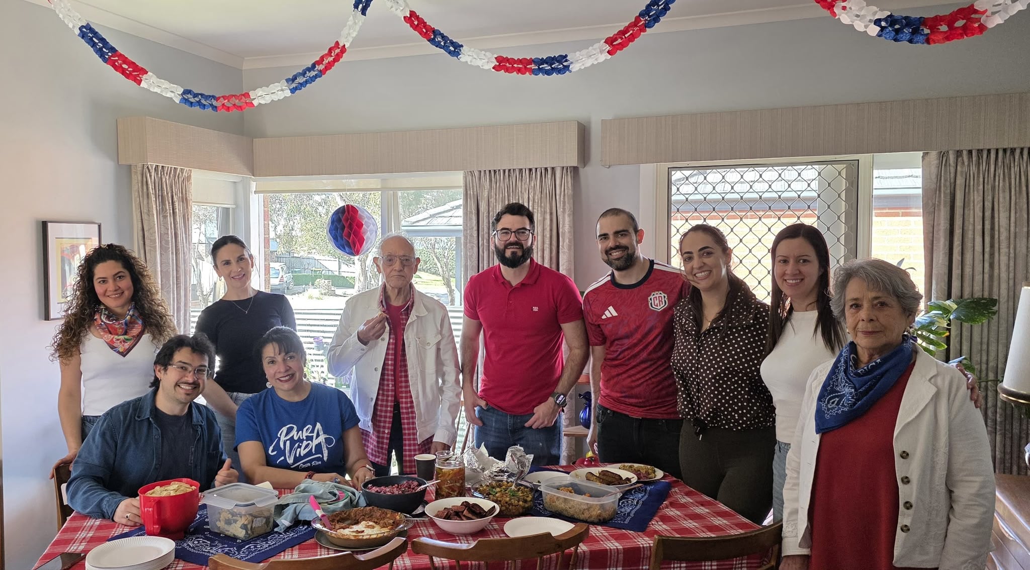 Los costarricenses que viven en Australia se reunieron en medio del blanco, azul y rojo, además, con empanaditas de chiverre, gallos de salchichón y chorizo