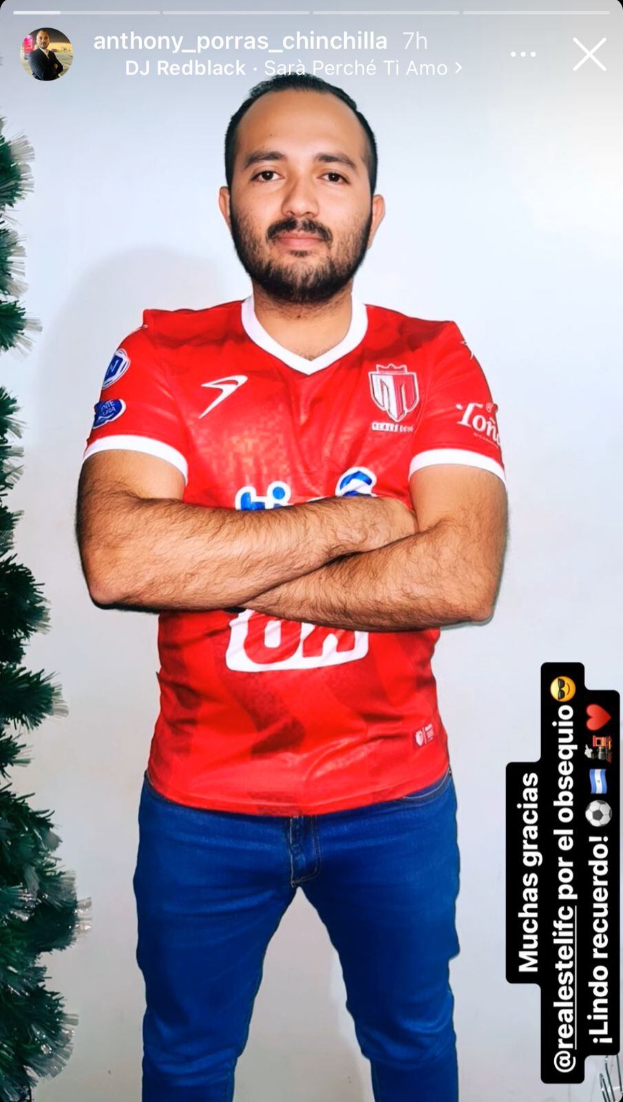 Anthony Porras mostró el regalo que le envió el Real Estelí al estilo de un "fichaje bomba".