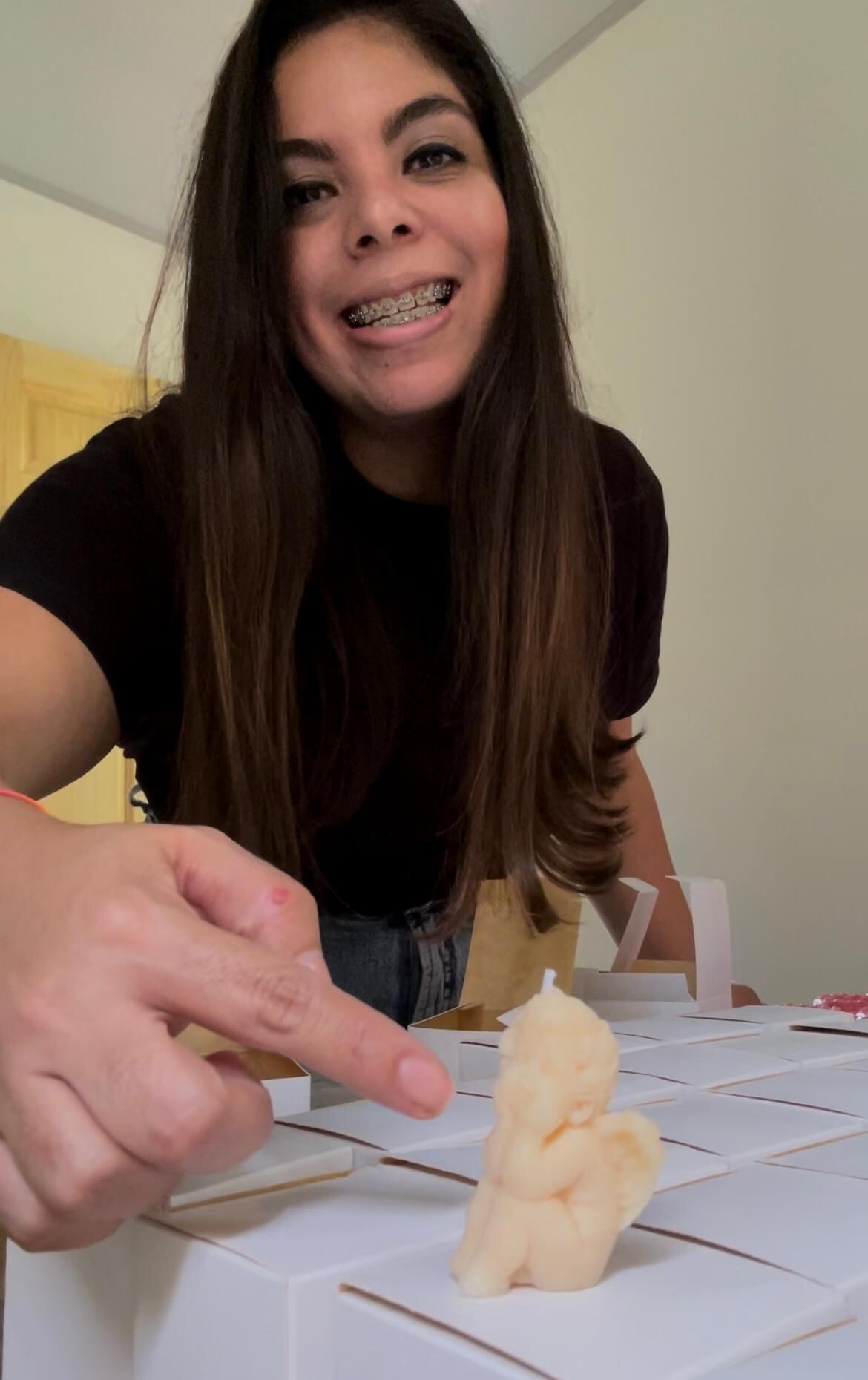 Pemela Solera emprendedora de velas y jabones