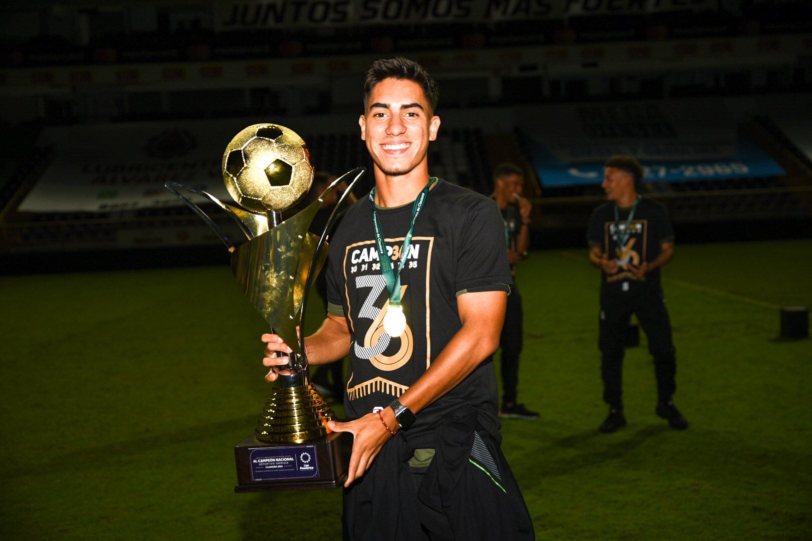 Matthew ganó la copa 36 con los morados. Twitter.