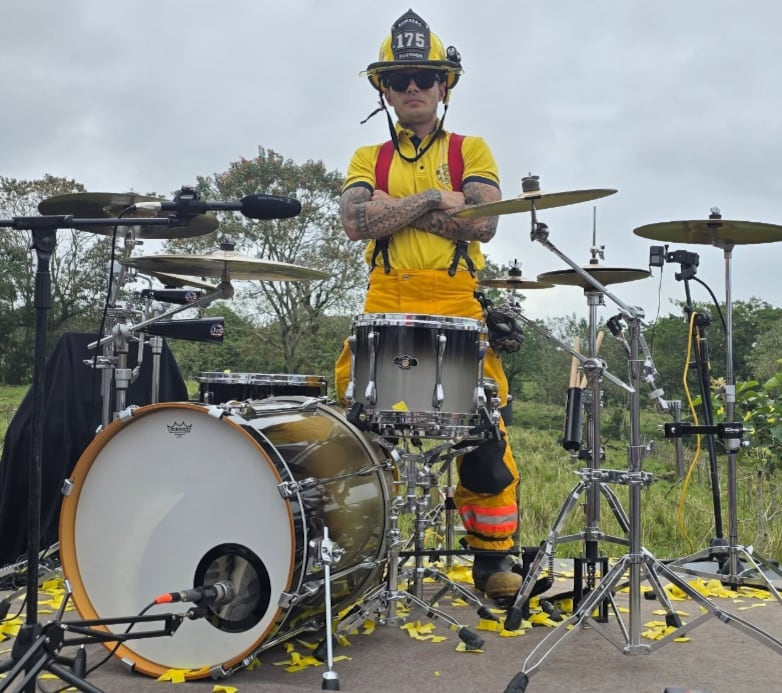 Carlos Elizondo, bombero baterista de la banda de rock Non Neutral