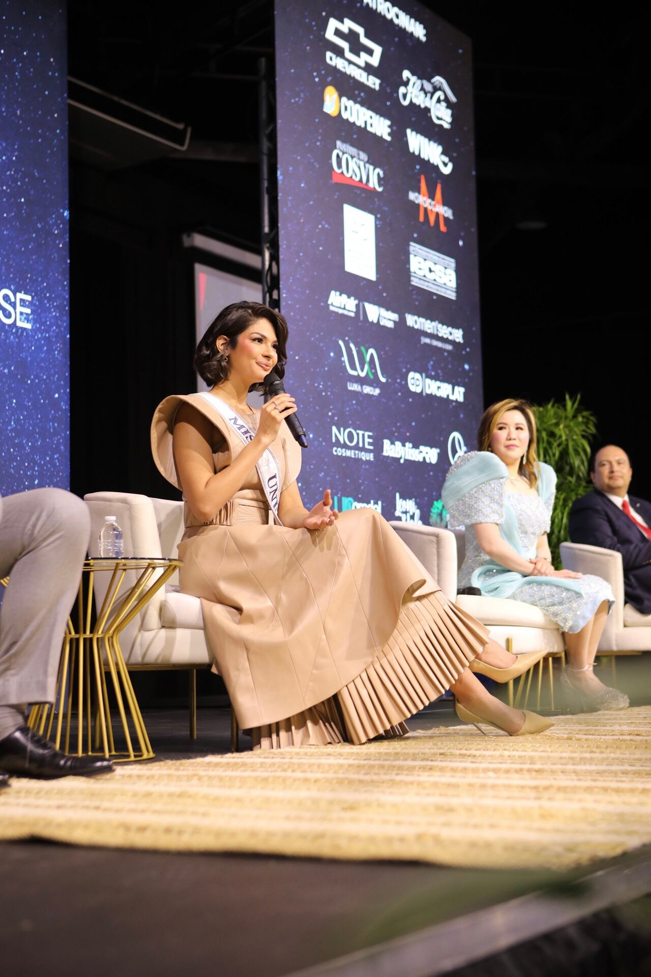 Sheynnis Palacios viste Toribio&Donato.