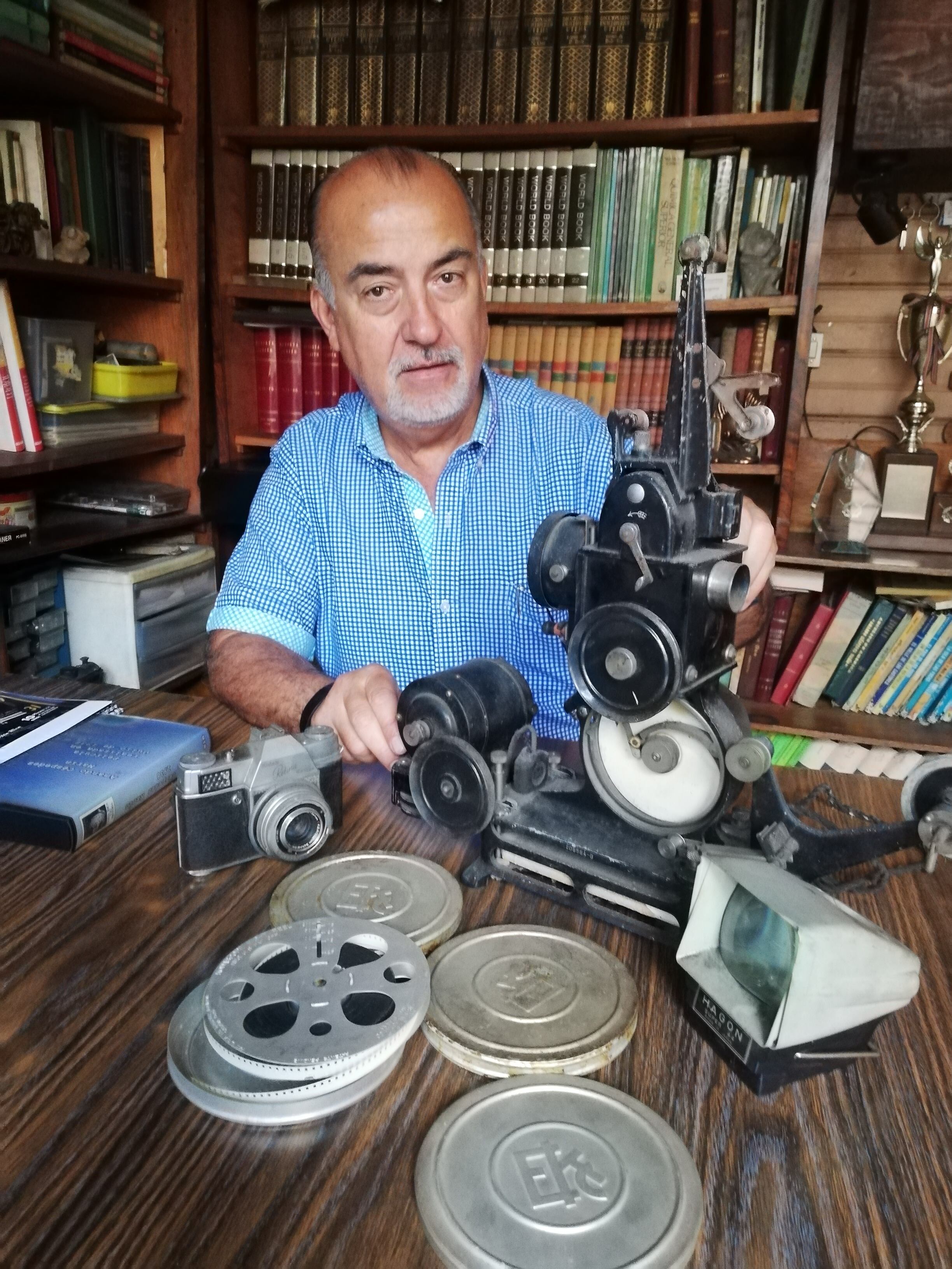 En 1923 un costarricense, Amando Céspedes Marín, recibió las primeras señales radiales de onda corta de la historia de Costa Rica