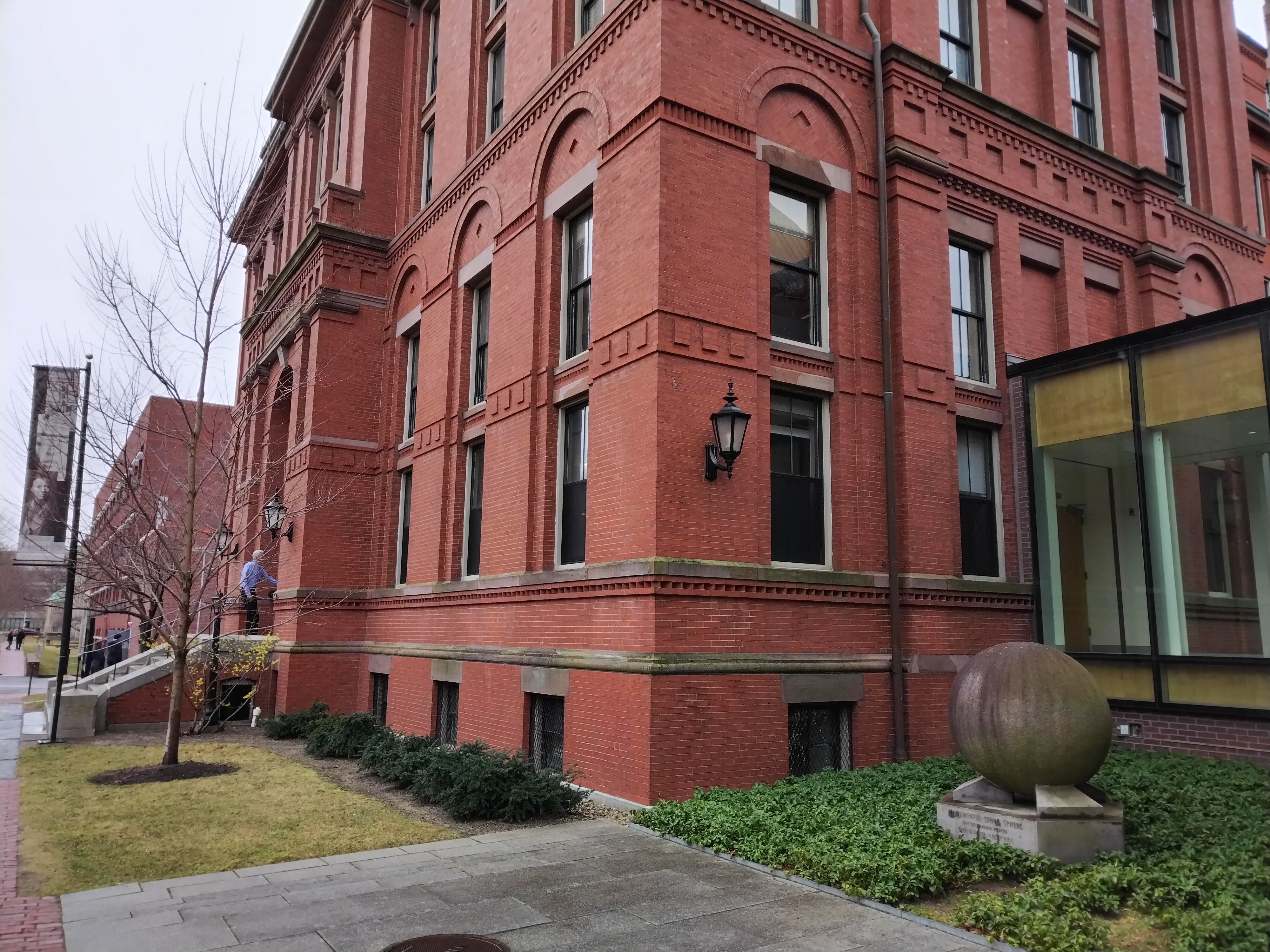 En uno de los jardines de la universidad de Harvard en Boston, Estados Unidos, junto al Peabody Museum of Archaeology and Ethnology, hay una esfera de piedra costarricense desde 1966. La Teja la visitó el martes 6 de marzo del 2024