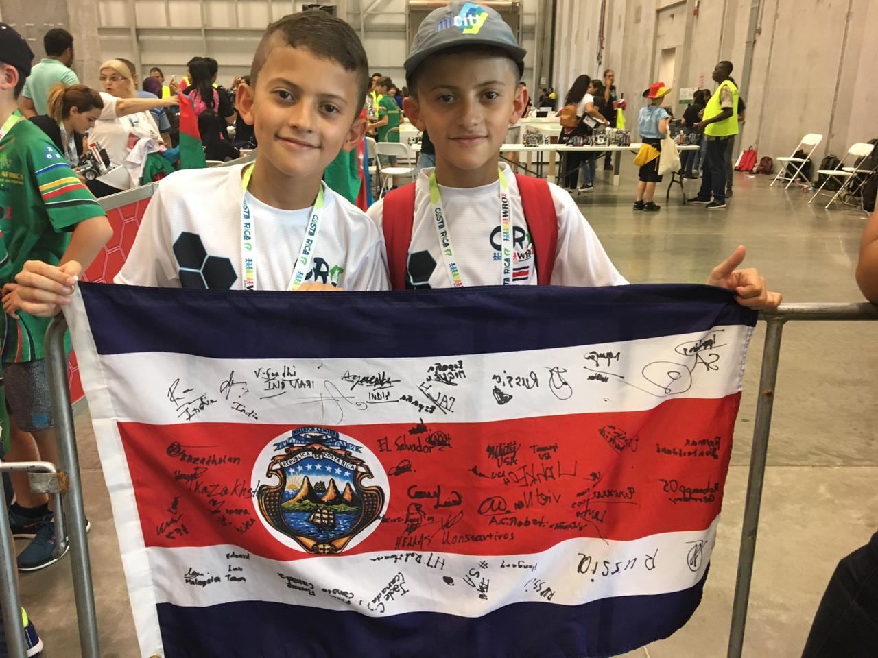 Luis y Gabriel Valerio son gemelos de Alajuelita y decidieron estudiar bastante para abrirse puertas en el futuro. Con el apoyo de su mamá y Fundavida lograron acumular títulos y hoy tienen un buen trabajo