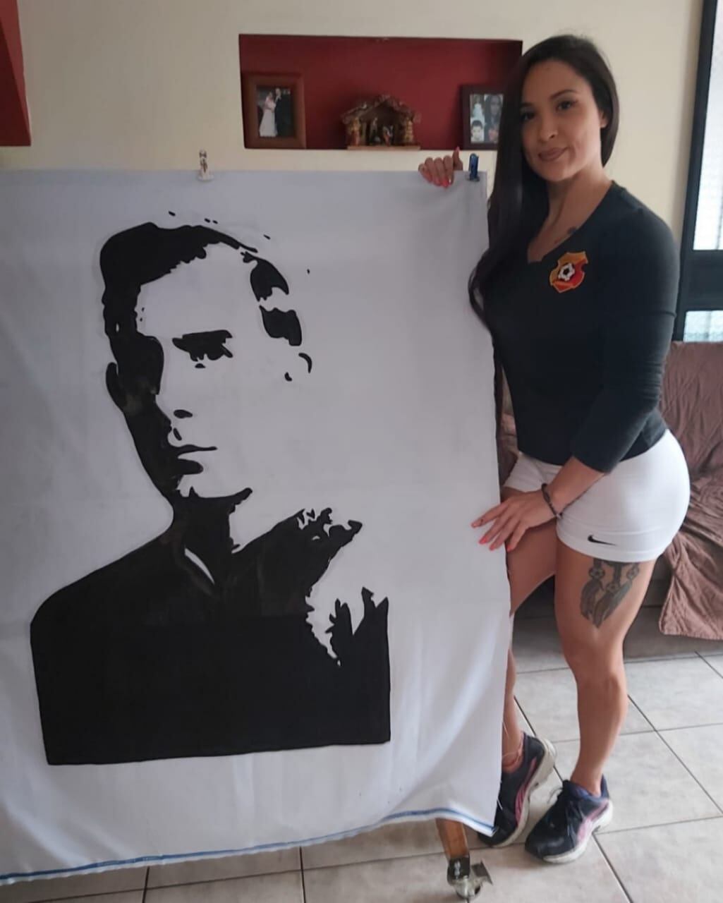 Floribeth Hernández, hace las mantas del centenario del Herediano