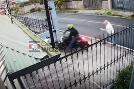 (Video) Señor se baja a golpear a motociclista en Heredia, pero este se defendió y no le fue ni regular