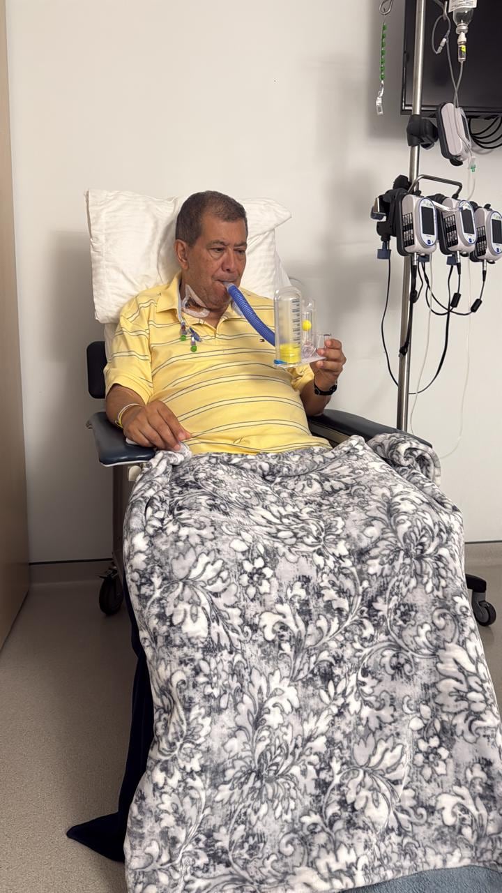 El obispo de Limón, monseñor Javier Román Arias, sobrevivió a un infarto masivo fulminante que lo llevó a una cirugía urgente el pasado 25 de octubre. Cinco meses después, su historia conmueve en Semana Santa.