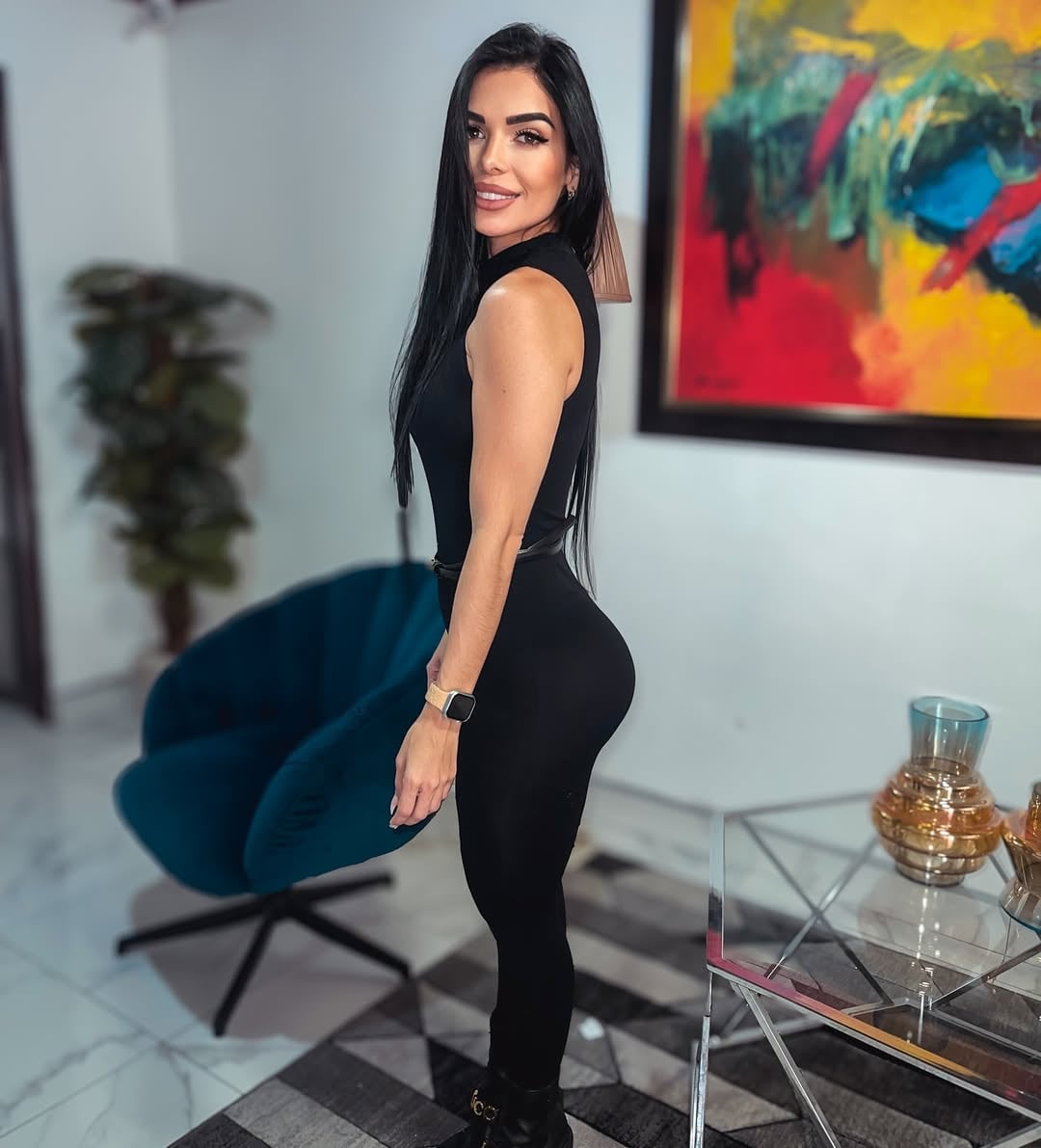 La sensual modelo Karina Porras lanzó ácidos filazos contra su exnovio mientras presumió, una vez más, a su nuevo galán, quien la tiene feliz de la vida.