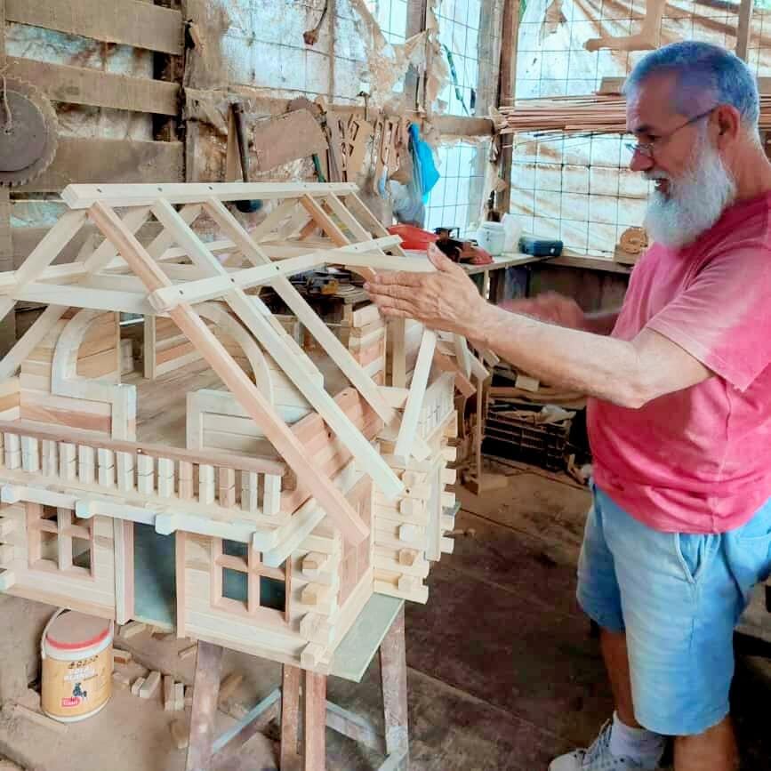 Álvaro Murillo es un artista de Sarchí que hace artesanías a escala o réplicas.