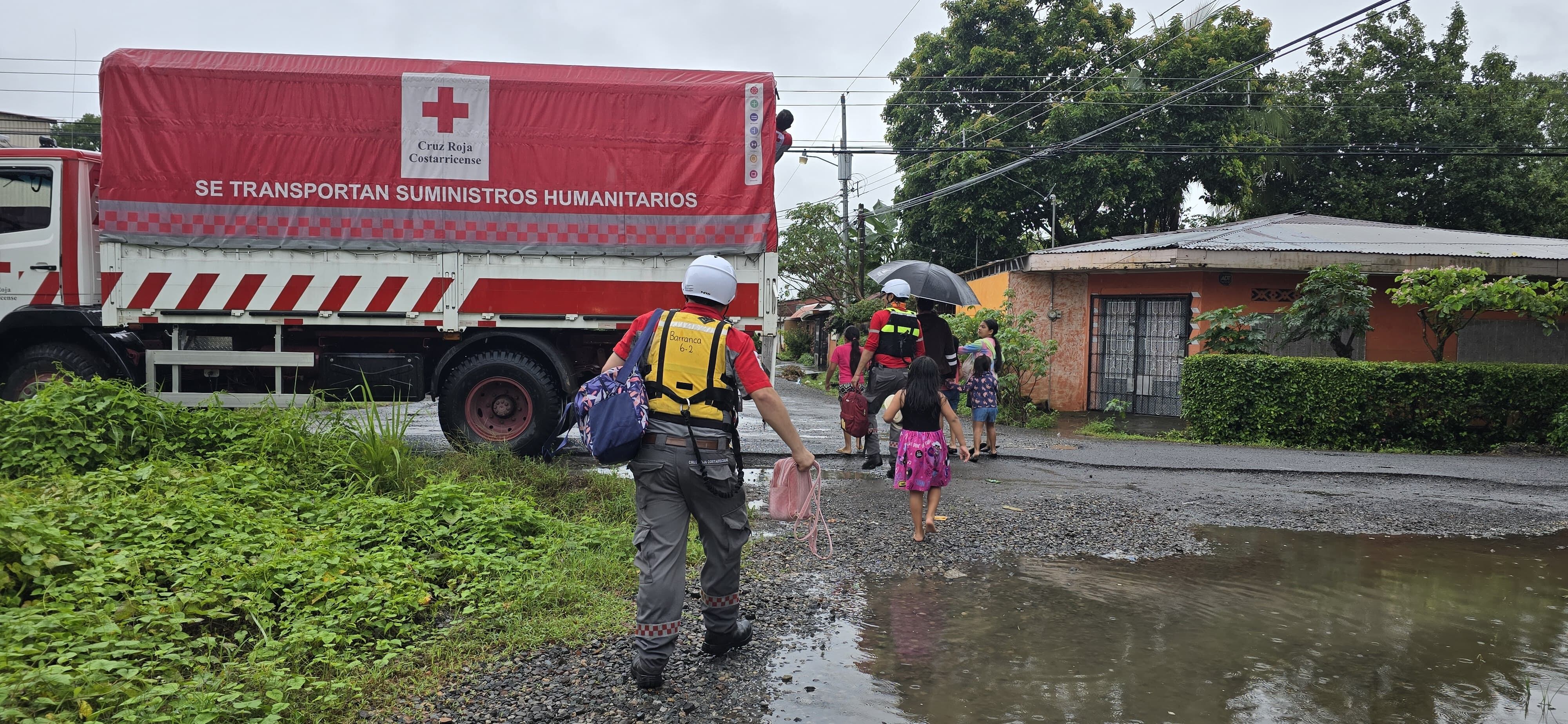 Evacuación en Puntarenas por inundaciones. Foto Cruz Roja.