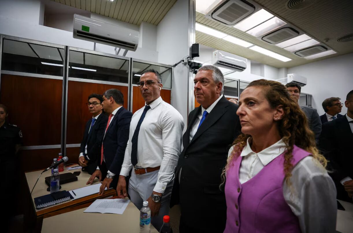 Leopoldo Luque (centro), exneurocirujano de Maradona, junto a sus abogados Mara Digiuni y Julio Rivas. Foto tomada de Infobae.