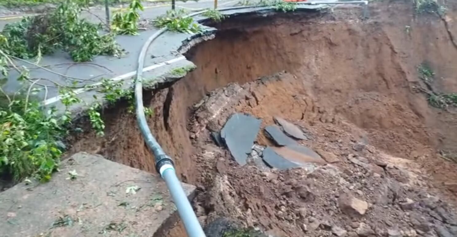 Calle en Desamparados se sigue deslizando y obliga a cerrar el paso: vea el impresionante video