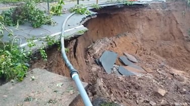 Calle en Desamparados se sigue deslizando y obliga a cerrar el paso: vea el impresionante video