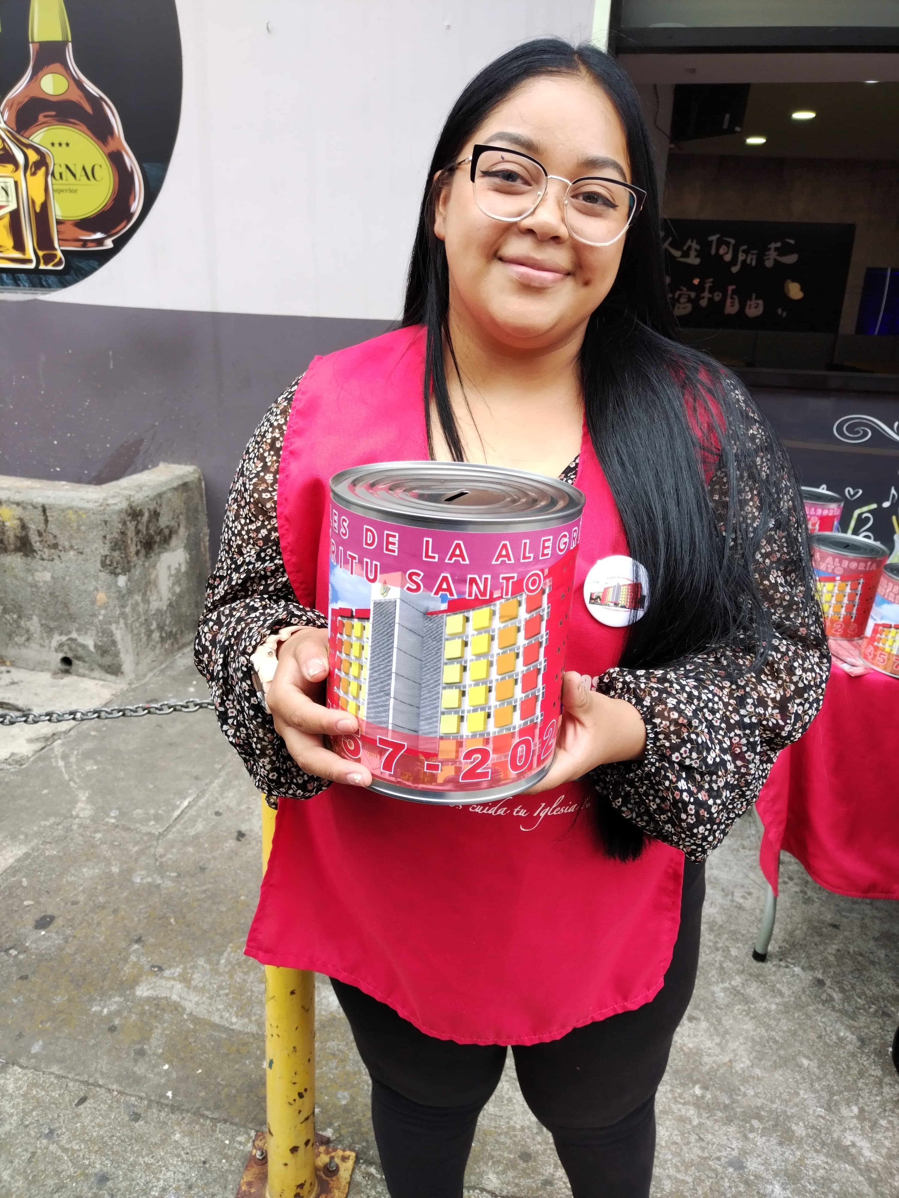 Este jueves 4 de abril el padre Sergio, presidente de la Asociación Obras del Espíritu Santo, anunció con tremenda alegría el proyecto “Torres Espíritu Santo”, también conocido como Albergues Juveniles de la Alegría. En la foto, Valeria Fajardo muestra una de las alcancías que se usarán para recaudar fondos para las torres.