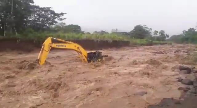 Señor que trabajaba con retroexcavadora muere luego de ser arrastrado por cabeza de agua en San Carlos. Foto Edgar Chinchilla.