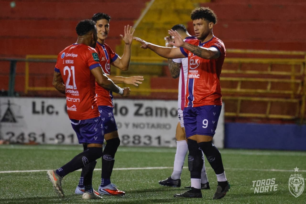 Brian Martínez, delantero de San Carlos celebra con Jorman Aguilar y Jeikell Venegas, uno de los goles ante Guadalupe.