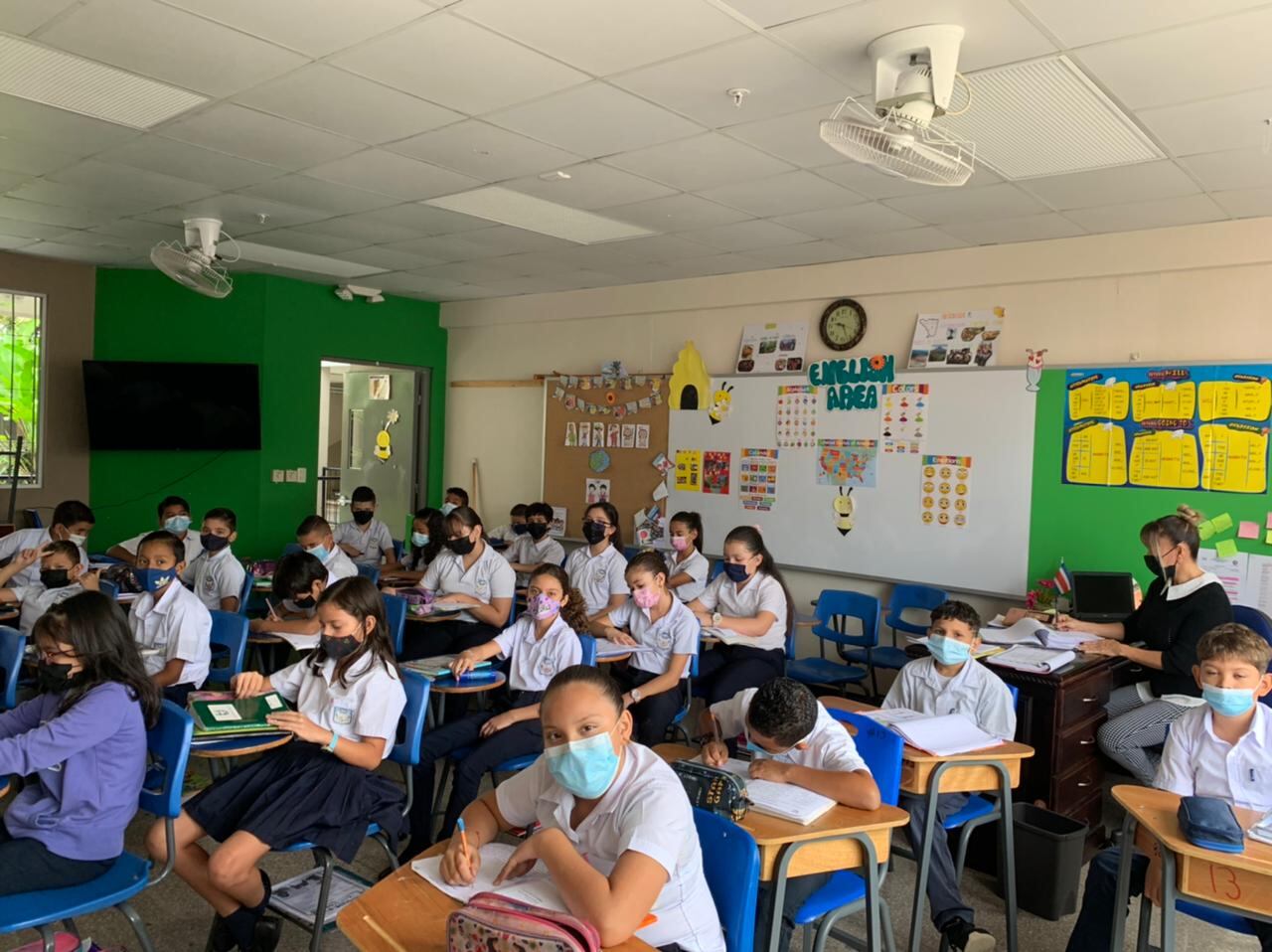 El 17 de octubre volvió la mascarilla obligatoria a las aulas de los centros de estudios del país por orden del ministerio de Salud. En la foto, la Escuela María Vargas en Alajuela, respeta el uso del cubrebocas.