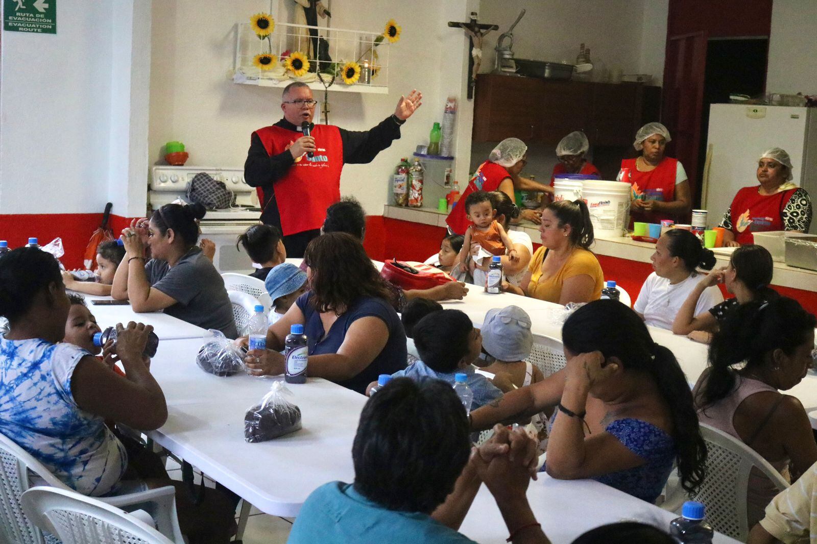 Tremenda sorpresa nos llevamos esta semana cuando el padre Sergio Valverde, presidente de la Asociación Obras del Espíritu Santo nos confirmó que el chiquito de más edad que atiende tiene 110 años, se llama Felipe Santiago Navarro Bello nació el 25 de julio de 1912.