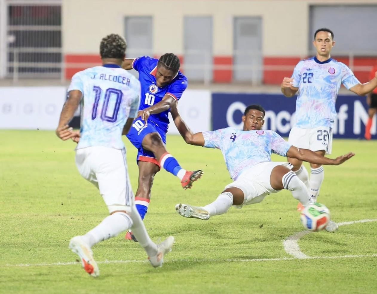 Jean Bellegarde, de Haití, saca un remate que se convirtió en gol ante Costa Rica, en el partido por la Nations League de Concacaf.