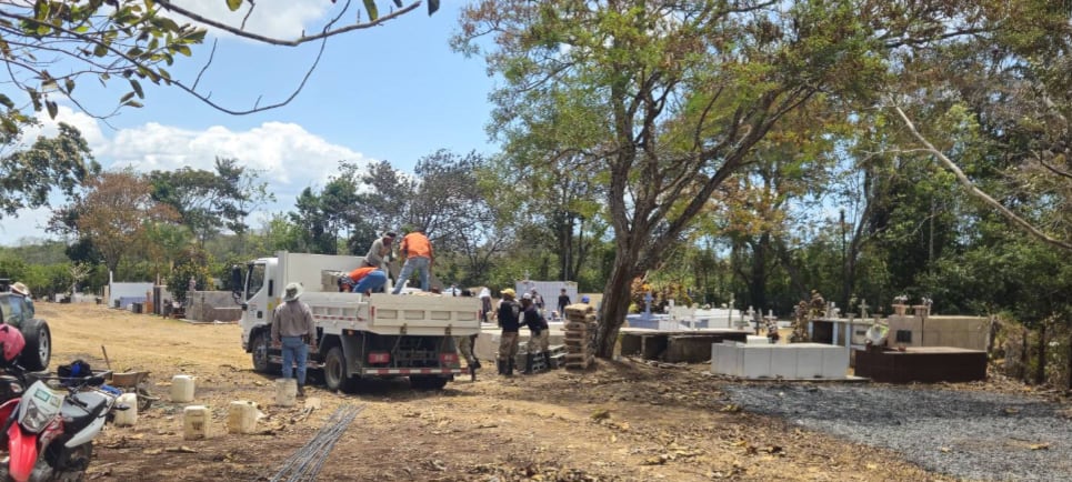 Vecinos de Los Andes, en La Garita de La Cruz, recuerdan con cariño a los esposos, quienes salieron a recoger a un familiar y perdieron la vida en un violento choque que dejó a sus cuatro hijos pequeños sin mamá ni papá.