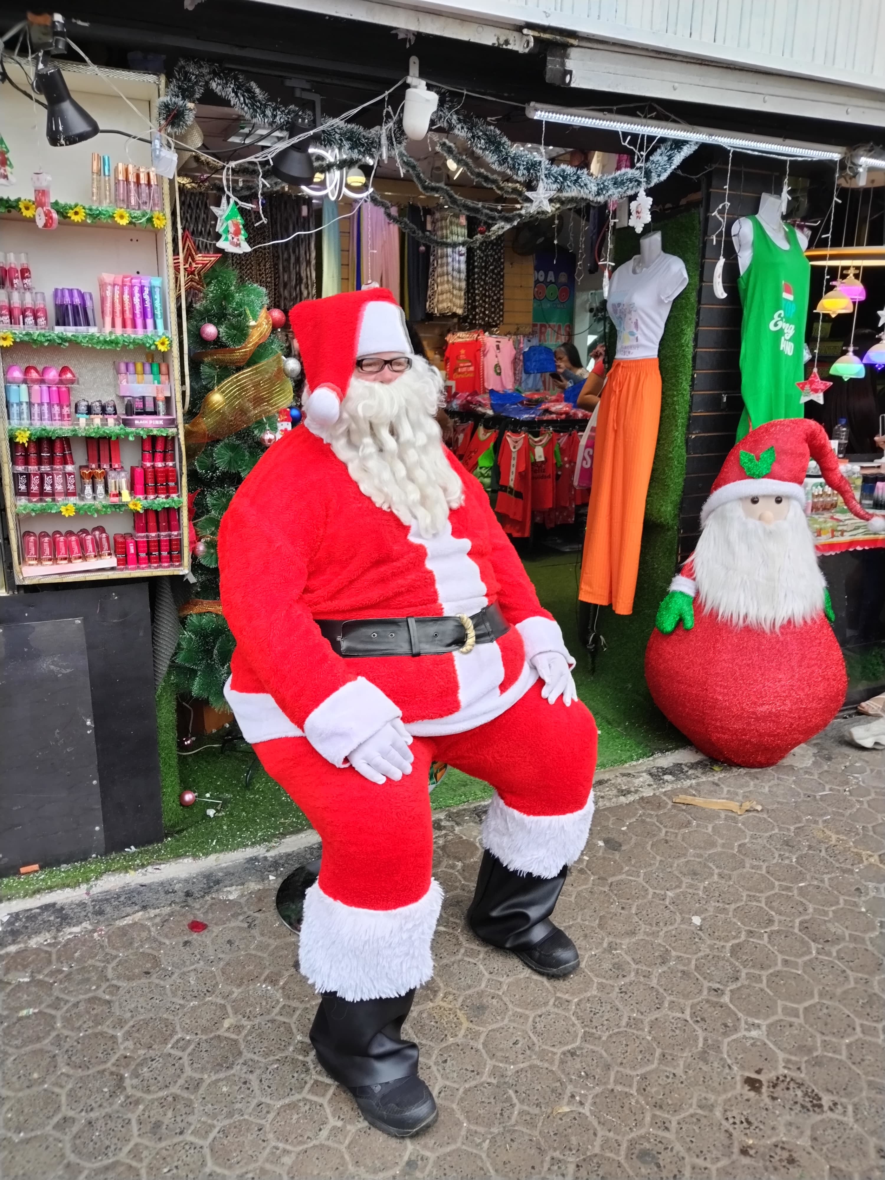 Después de 5 años las calles de San José vuelven a alegrarse con el Santa Claus de casi dos metros de alto que se pasea para que niños, jóvenes y adultos se tomen fotos con él. Se llama Enrique Hayes Rodríguez, un alegre hondureño