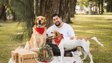 Él es Mario, el joven pulseador con síndrome de Down que con su negocio, chinea a nuestros perritos