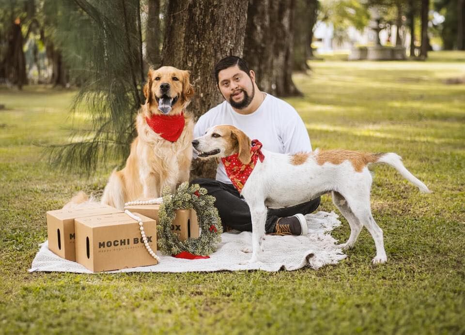 Mario Alberto Murillo Soto es un joven alajuelense de 30 años quien, además de ser músico, deportista y un apasionado por los perros, es un emprendedor con un corazón enorme que puso un negocito que se llama Mochibox