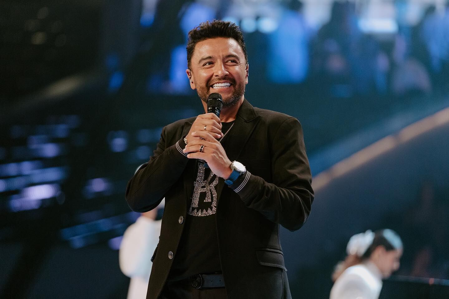 El cantante colombiano de música cristiana, Alex Campos, por primera vez saca una canción de adoración que se llama Te amo y que canda a dúo con el grupo guatemalteco Miel San Marcos