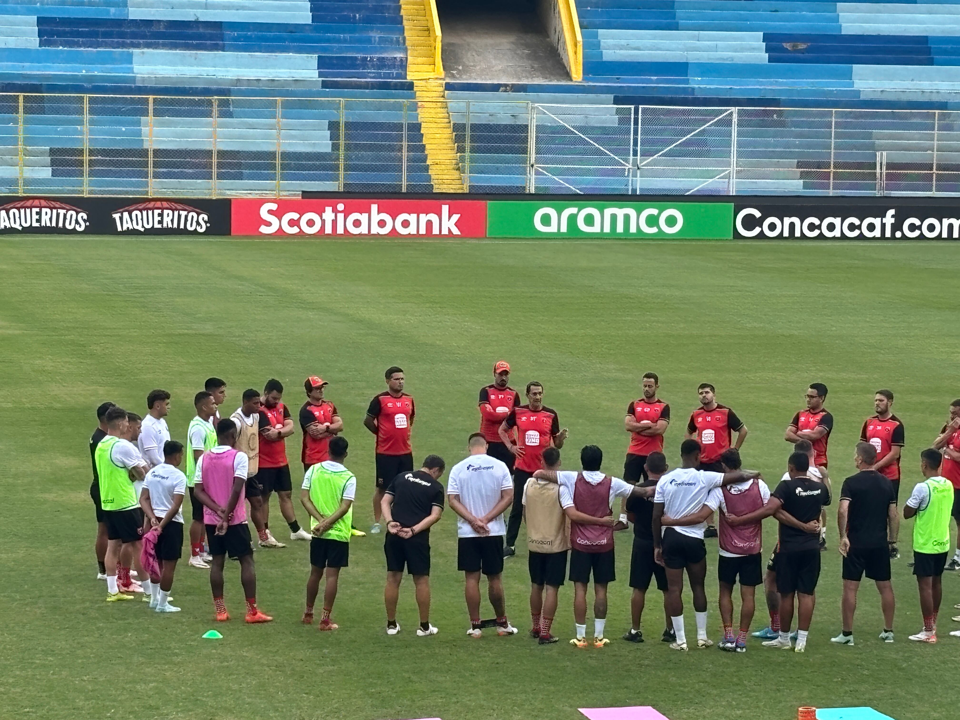 Liga Deportiva Alajuelense efectuó el reconocimiento del Estadio Cuscatlán un día antes del partido contra Alianza.