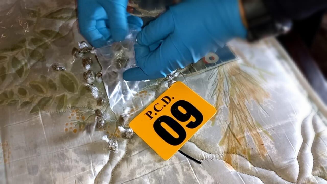 En el operativo los agentes antidrogas decomisaron dosis de crack y marihuana. Foto OIJ.