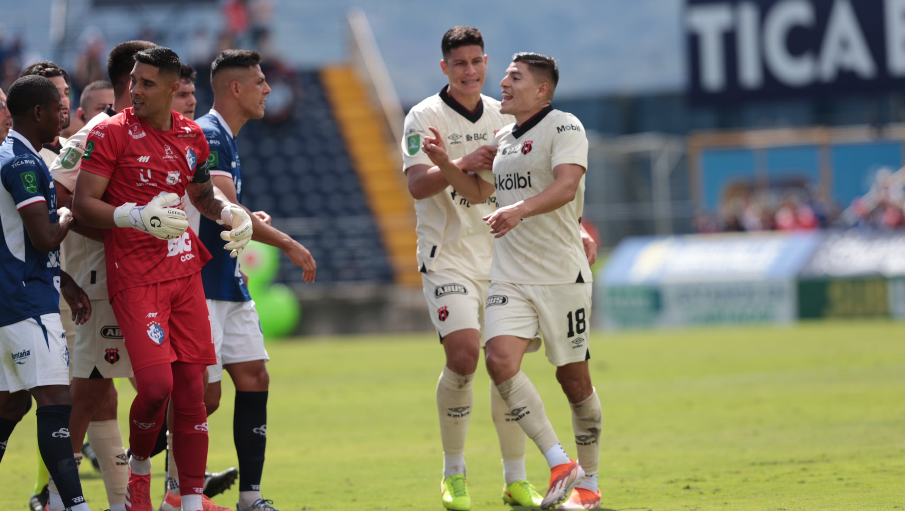 30/11/2025/ Juego entre Club Sport Cartagines vs Liga Deportiva Alajuelense por la fecha 17 del torneo apertura de l Liga Promerica en el estadio Fello Meza / foto John Durán