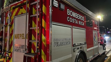 Bomberos atienden choque frontal entre dos carros en Pococí de Limón