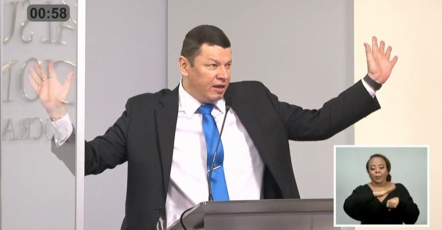 Óscar López se puso chivísima en el debate presidencial y comenzó a reclamar hasta que le apagaron el micrófono