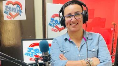 Locutora tica sorprende con lo que le contestó a un seguidor quien le dijo que parecía hombre