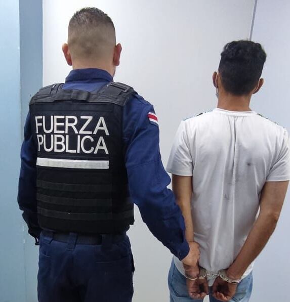 Detienen a sospechoso de asalto dentro de iglesia católica en Pavas. Foto MSP.