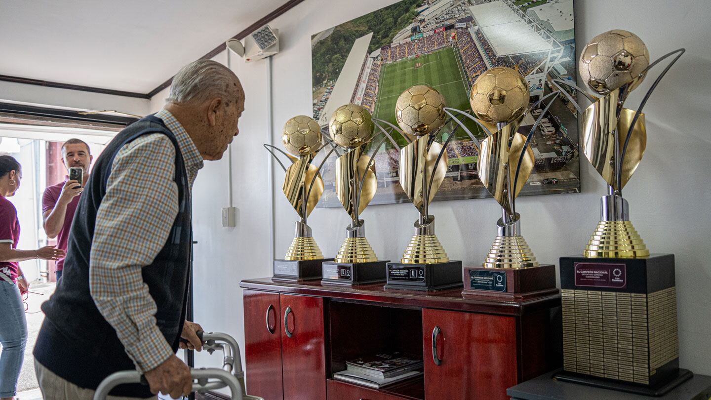 Saprissa festeja los cien años de vida de don Francisco Rojas en la Cueva