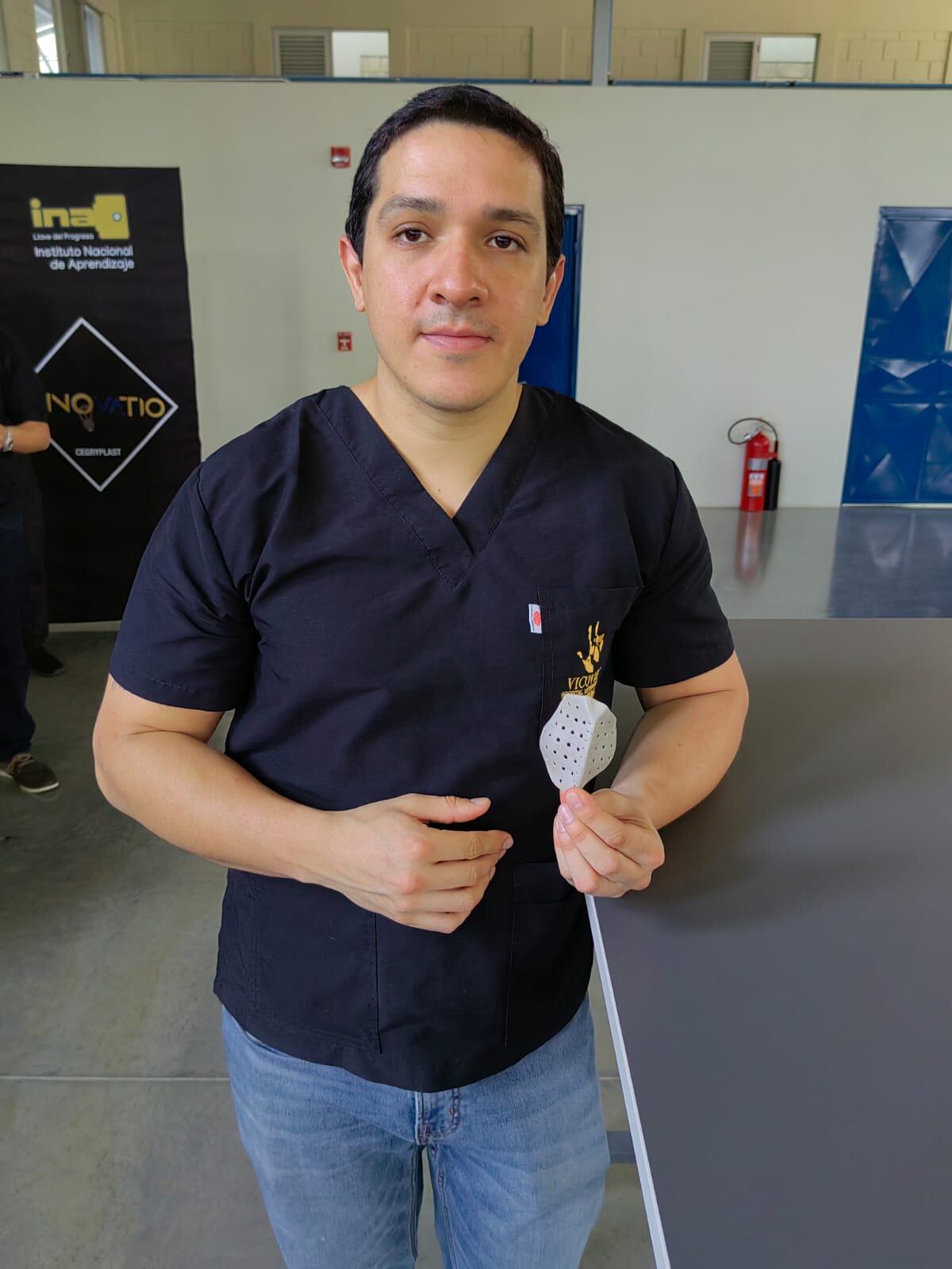 Jack es un perro de raza labrador que tiene 9 años de edad y que desde febrero pasado se convirtió en todo un milagro de la ciencia tica aplicada en el laboratorio Innovatio del Instituto Nacional de Aprendizaje (INA). En la foto el médico veterinario Miguel Araya Castillo