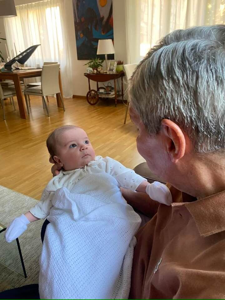 Expresidente Óscar Arias presume a su nieto