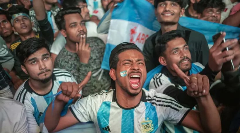 Aficionados en Bangladesh esperan el juego Argentina vs Países Bajos. La Nación, Argentina.