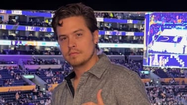 Dylan Sprouse, actor de Zack y Cody, enfrenta y retiene a intruso en su jardín tras llamado de su esposa