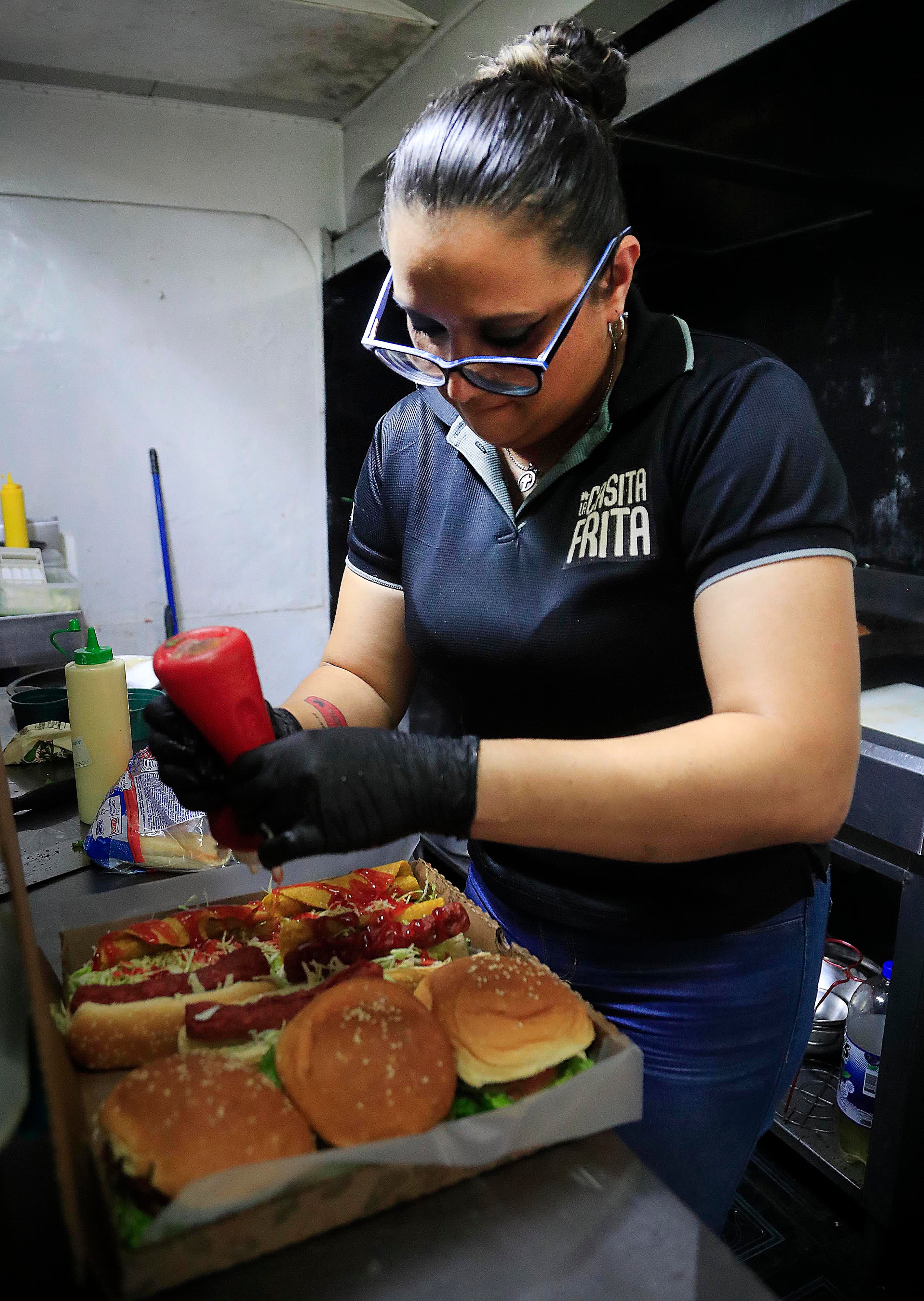 05/01/2024 Guadalupe de Cartago. La Casita Frita, es una pequeña soda de comidas rápidas pero de gran tamaño, ricas y de precios muy accesibles. Empanadas gigantes, papanachos, tacos, hamburguesas con torta y pan artesanal, patacones y combos gigantes son parte del variado menú que se puede disfrutar todos los días desde la tarde hasta casi la medianoche.