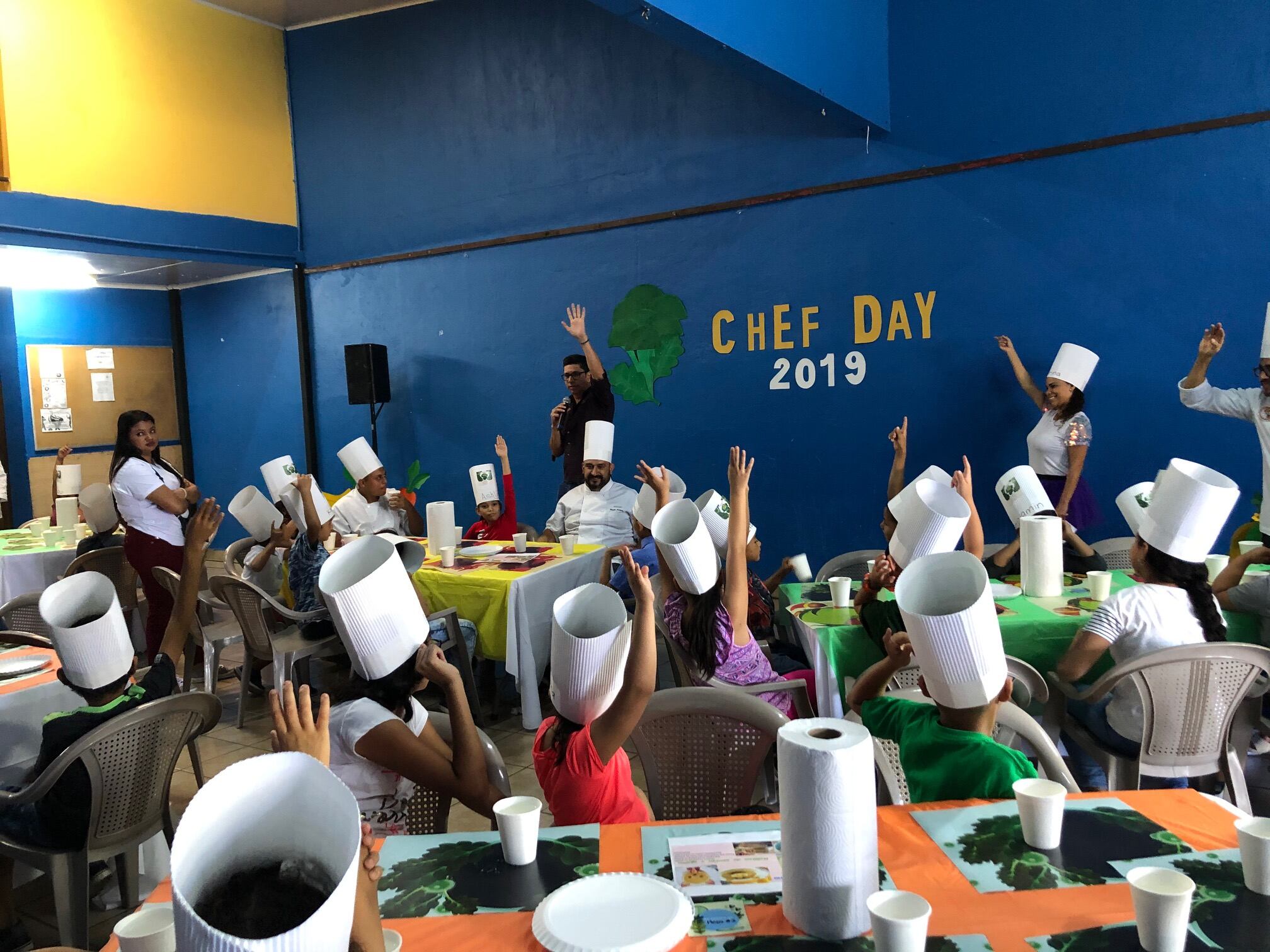 Desde el 2004, cada 20 de octubre, se celebra el Día Internacional del Chef. Una fecha creada por la Asociación Mundial Culinaria para recordar el compromiso del chef de compartir sus conocimientos y habilidades culinarias a las nuevas generaciones.
En el marco de esta celebración, Nestlé Professional y la Asociación Nacional de Chef de Costa Rica (ANCH) se unieron para compartir un taller sobre hábitos de alimentación saludable con niños y niñas de La Carpio.