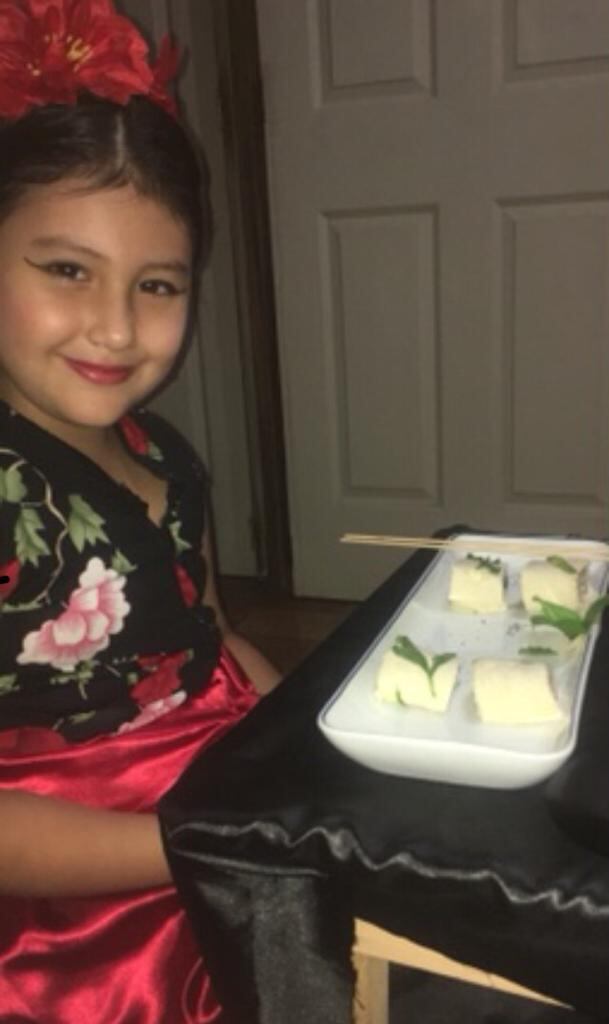 Los 18 alumnos del centro educativo Love at Work International Christian School de Alajuelita, estaban que no cabían de contentos cuando tuvieron que cumplir con la tarea para la celebración del 12 de octubre, Día de las Culturas, porque les tocó vestirse, cocinar y aprender tradiciones y cultura del país que ellos mismos decidieran.