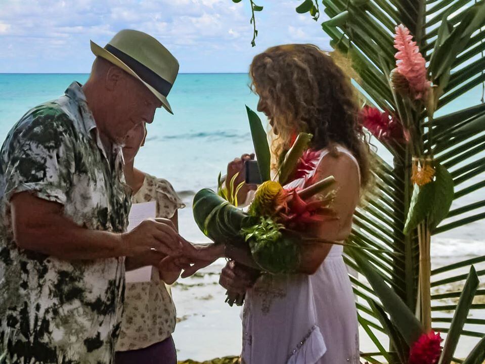 La española Sandra Noy se casó con el inglés Kevin Sullivan en Puerto Viejo. Vinieron tres semanas y media de paseo y quedaron encerrados por el coronavirus, aprovecharon para casarse, como ellos dicen, en el paraíso.