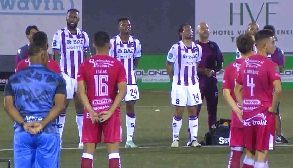 Jugadores de Santos y Saprissa entonaron el himno nacional de Costa Rica con respeto. Foto: Captura de pantalla Tigo Sports.