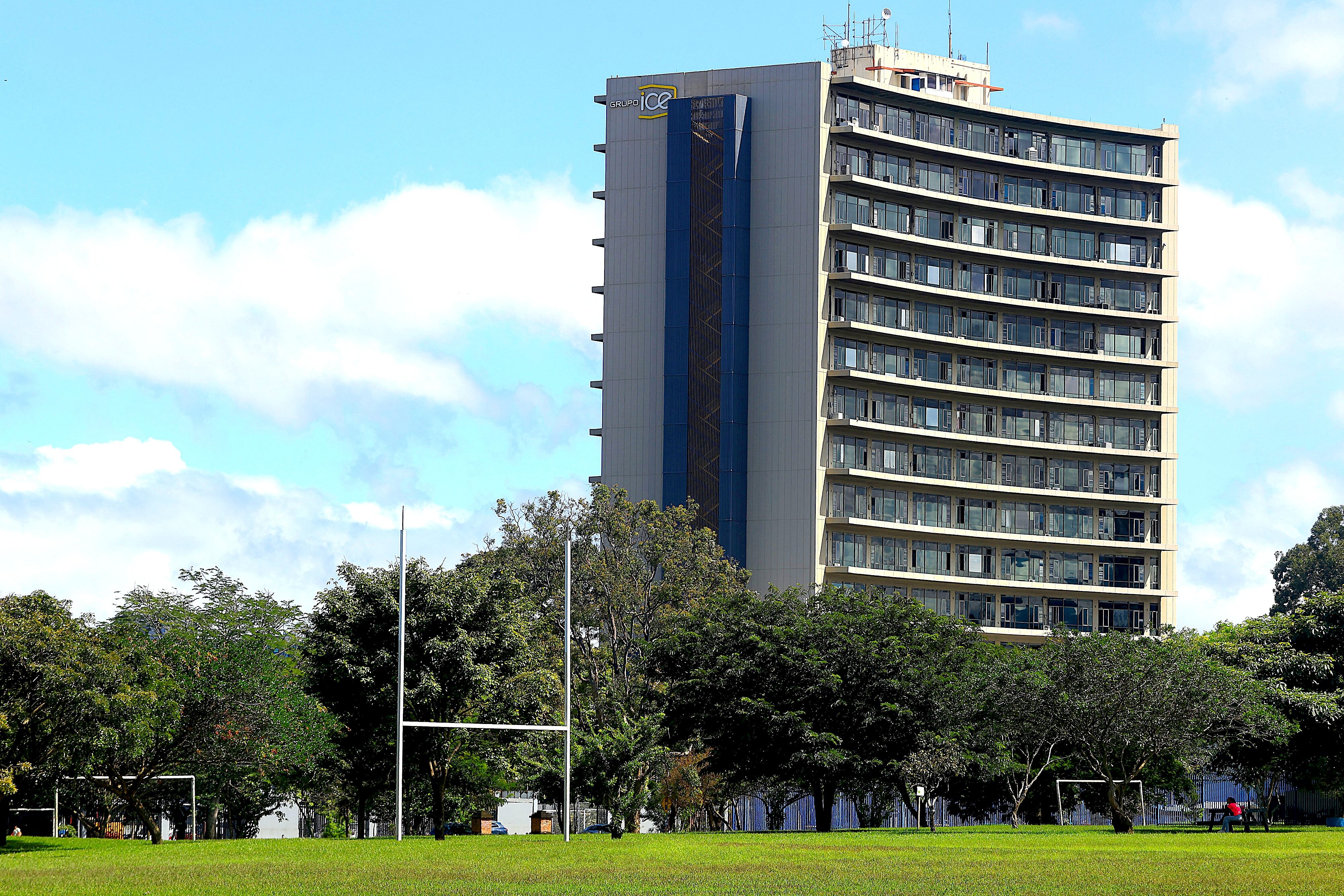 El ICE asegura que la medida cautelar traba el desarrollo de su oferta comercial en 5G. Edificio central del Instituto Costarricense de Electricidad (ICE) en Sabana Norte. Fotografía: