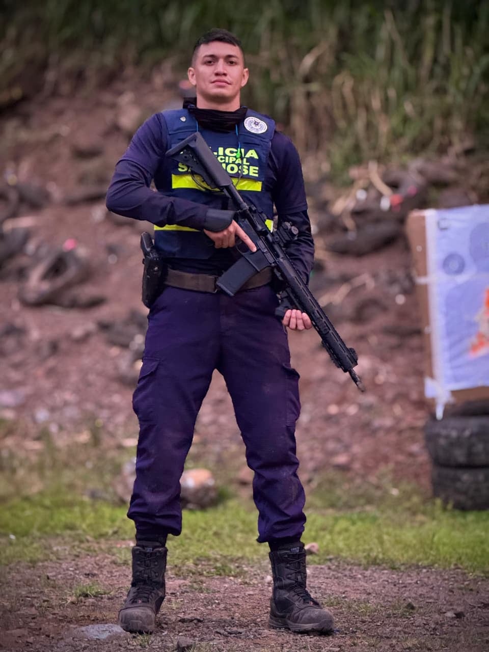 Andrés Mora, policía municipal, se viralizó tras rescatar a una mujer durante las inundaciones en Barrio Dent.