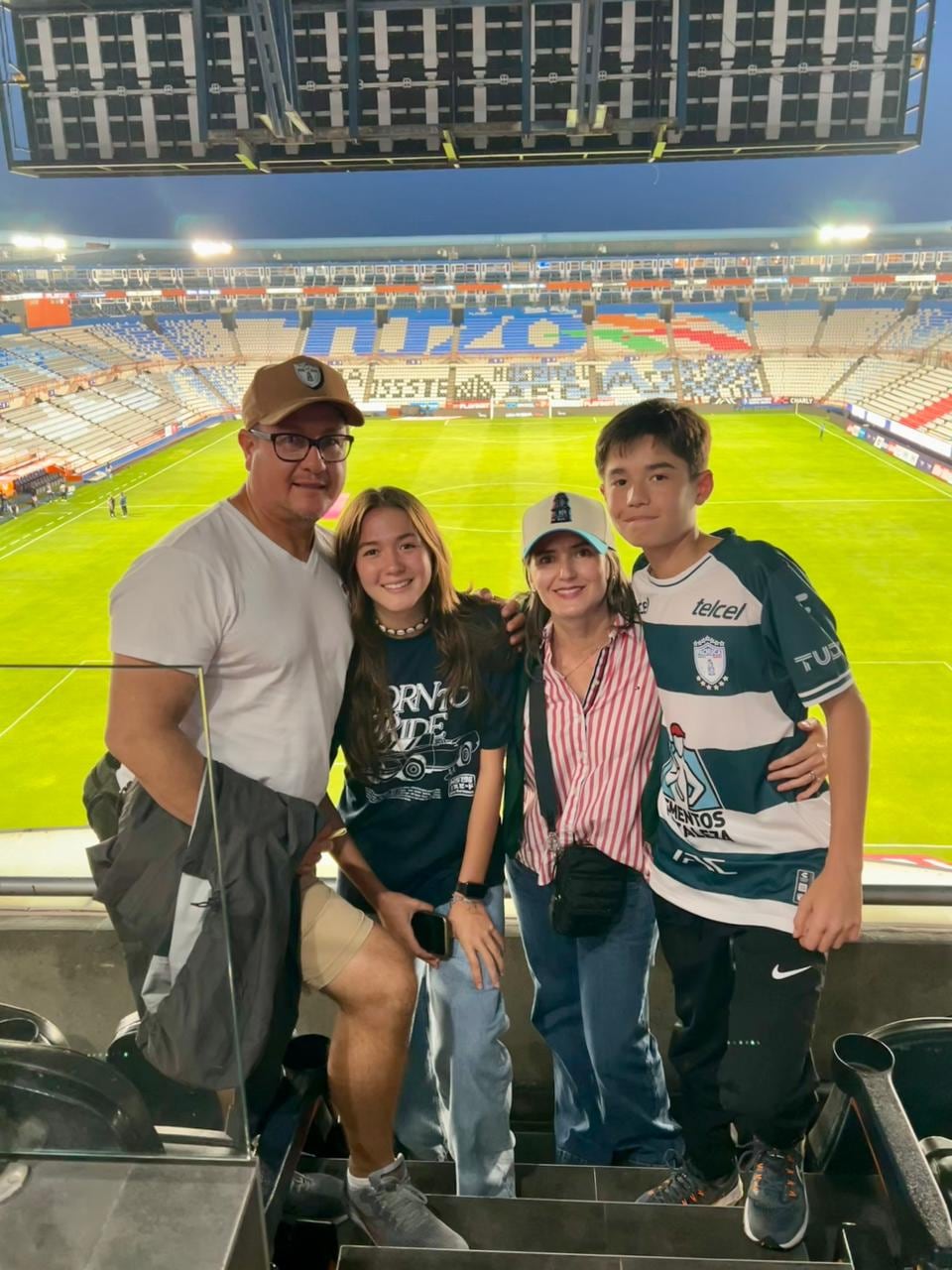 Victoria Solis, junto a su papá, Víctor Hugo Solís, su mamá Adriana Araya, y su hermano Adrián Solís en el estadio de Pachuca.